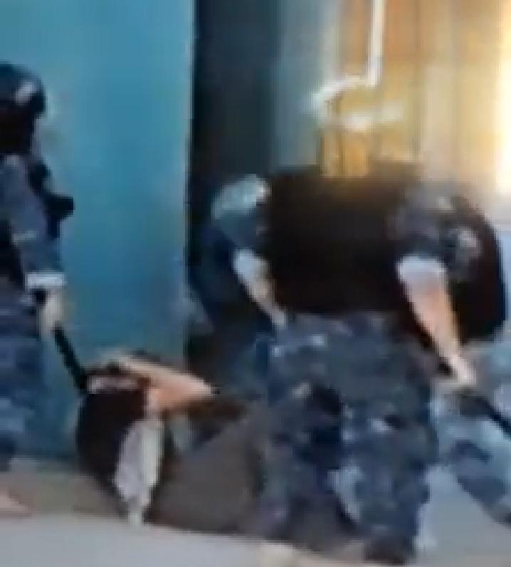 بالفيديو/ اعتداء وحشي من قبل عناصر مكافحة الشغب على مواطنة لبنانية اثناء الاعتصام بحسب ما اظهرته شاشة MTV