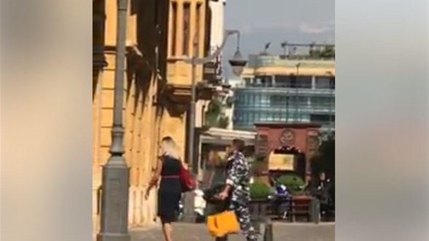 بالفيديو/ أثار استياء وغضب اللبنانيين...رجل أمن يحمل أكياس مشتريات لإحدى السيدات 