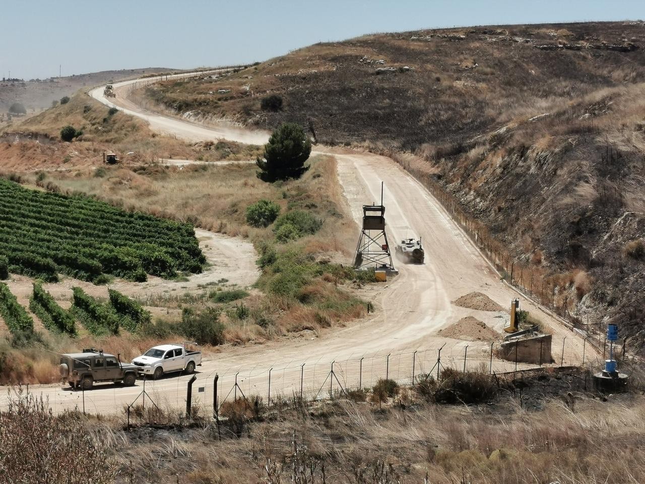 قوة اسرائيلية  مدعومة بسيارتي جيب هامر تفقدت الطريق المحاذي للسياج بين تلال الوزاني ووادي العسل