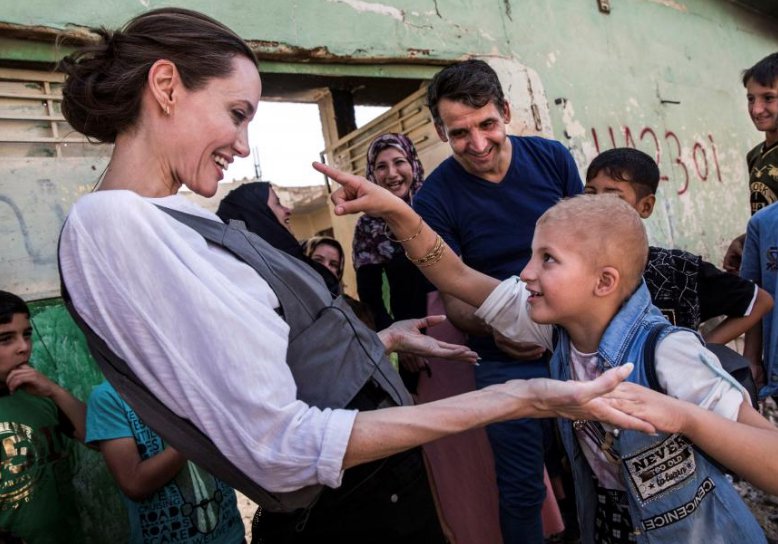 بالصور/ الممثلة الأميركية &quot;أنجلينا جولي&quot; تزور الموصل ....&quot;هذا أسوأ دمار شاهدته، خسر الناس هنا كل شيء&quot;