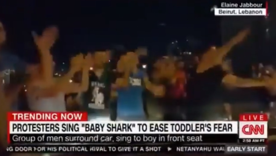 فيديو غناء المتظاهرين اللبنانيين &quot;Baby Shark&quot; لطفل خائف يصل إلى الـ CNN الأميركية!