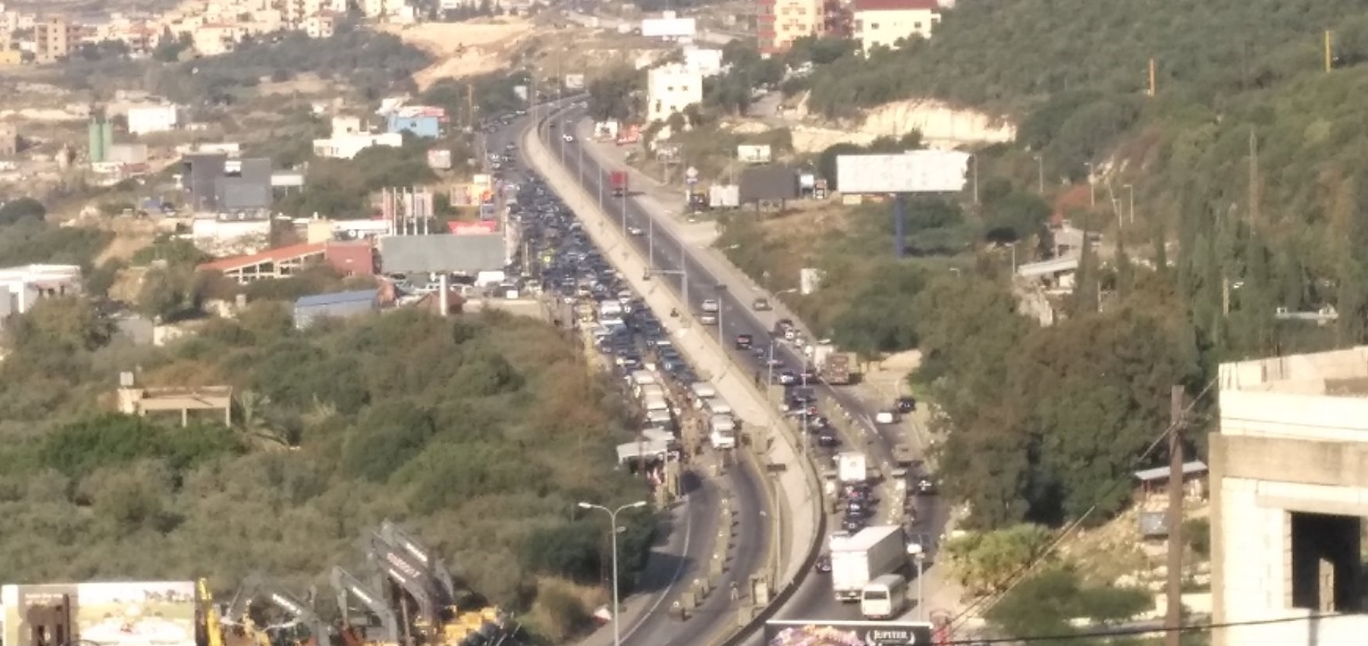 بالفيديو/ من حاجز المدفون...الجيش يمنع مرور المتظاهرين المتوجهين من طرابلس الى بيروت الان