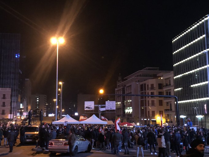 نصب للخيم من قبل مجموعات الحراك على جسر الرينغ