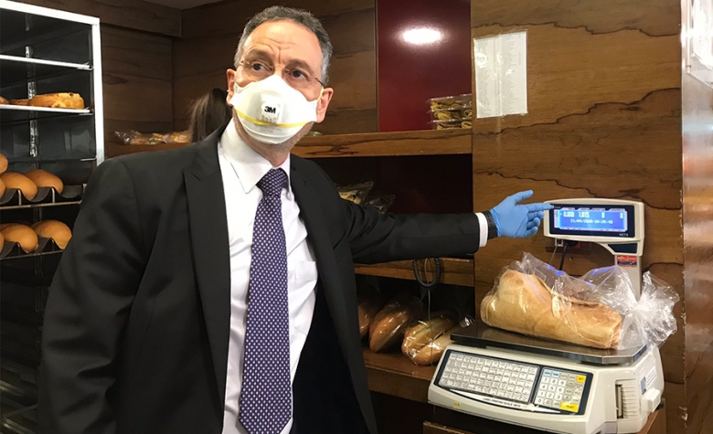 بالصورة/ وزير الإقتصاد يوقع قرار رفع سعر ربطة الخبز لتصبح 2000 ل.ل