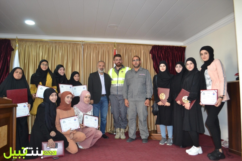 إحتفال تخريج دورات أقامتها بلدية بنت جبيل   بالتعاون مع الهيئة الصحية الاسلامية &ndash; الدفاع المدني وجهاد البناء