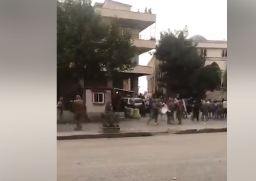 بالفيديو/ التوتر بين الجيش والمعتصمين في ثعلبايا 
