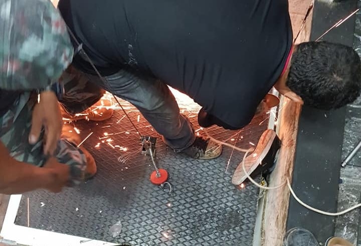 بالصور/ الدفاع المدني ينقذ شاب علقت قدمه في مصعد نتيجة خطأ تقني.. إضطروا الى قص الحديد لسحبها!