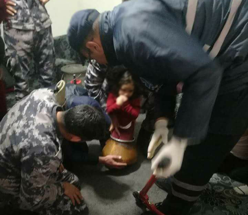 فيديو متداول/ على سبيل المزاح، وضعت طفلتها داخل طنجرة نحاسية في الأردن، فعلقت والدفاع المدني تدخّل لإنقاذ الطفلة