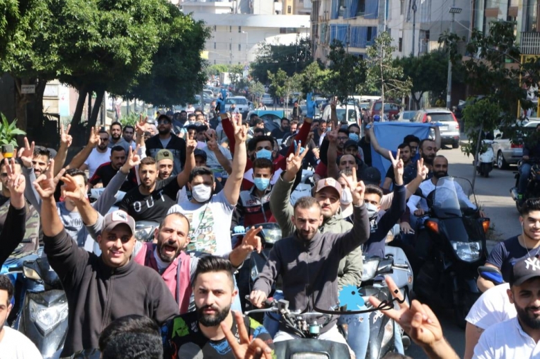 بالصور والفيديو/ مؤيدو سعد الحريري يخرجون في مسيرة في شوراع طريق الجديدة مجددين الدعم له