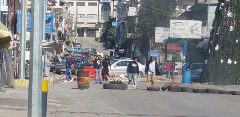 محتجون قطعوا طريق عام حلبا احتجاجا على توقيف اثنين من الحراك