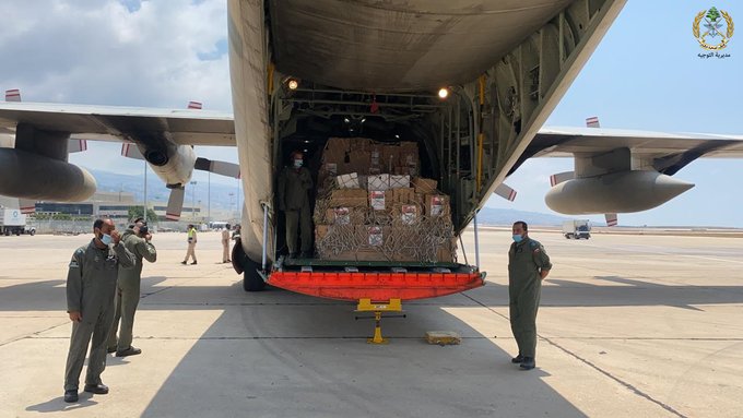 الجيش تسلم حمولة طائرة تبلغ ٧ اطنان من المساعدات الطبية مقدمة من سلطنة عمان