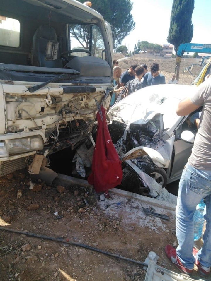 بالصور/ قُتل في حادث تصادم مأساوي بين شاحنة وسيارة على طريق عام صريفا