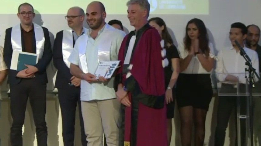 بالفيديو/ اللبناني رامز سعد ينال جائزة أفضل دكتواره للعام 2018 من جامعة لورين الفرنسية ويتوجه لوالديه:&quot; لن أوفيكما حقكما مهما فعلت&quot;