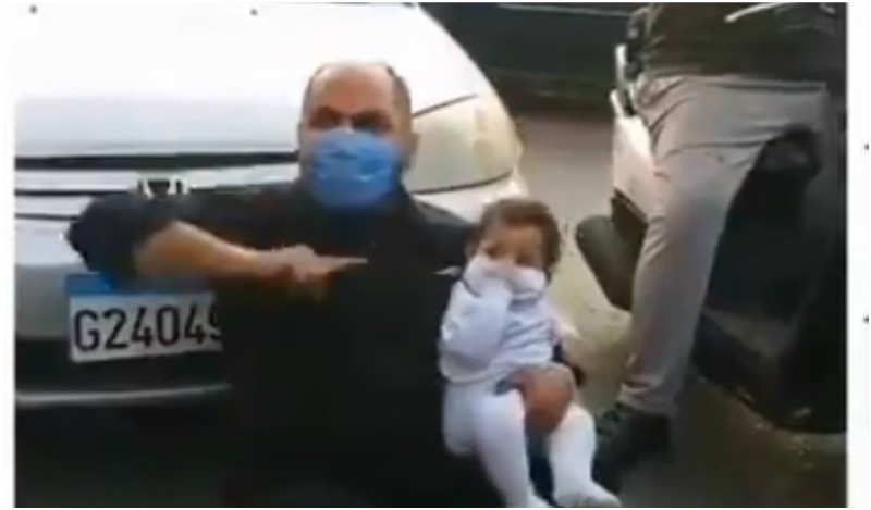 بالفيديو/ صرخة موجعة...رجل جلس في وسط الطريق في طرابلس حاملاً ابنه: بدي حليب لابني..بدي آكل أنا جوعان!