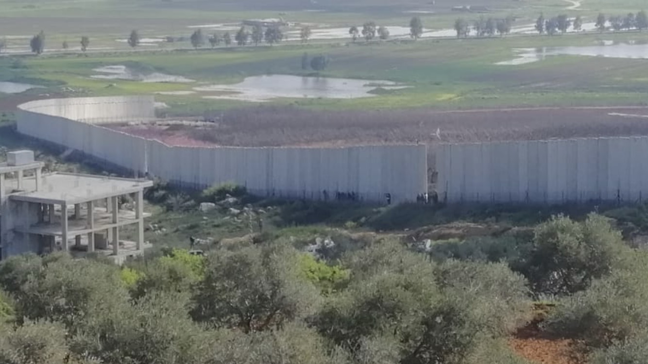 بالصورة/ تحركات لجيش الاحتلال على الحدود...باشر منذ الصباح بازالة السياج الشائك القديم المحاذي للجدار الفاصل