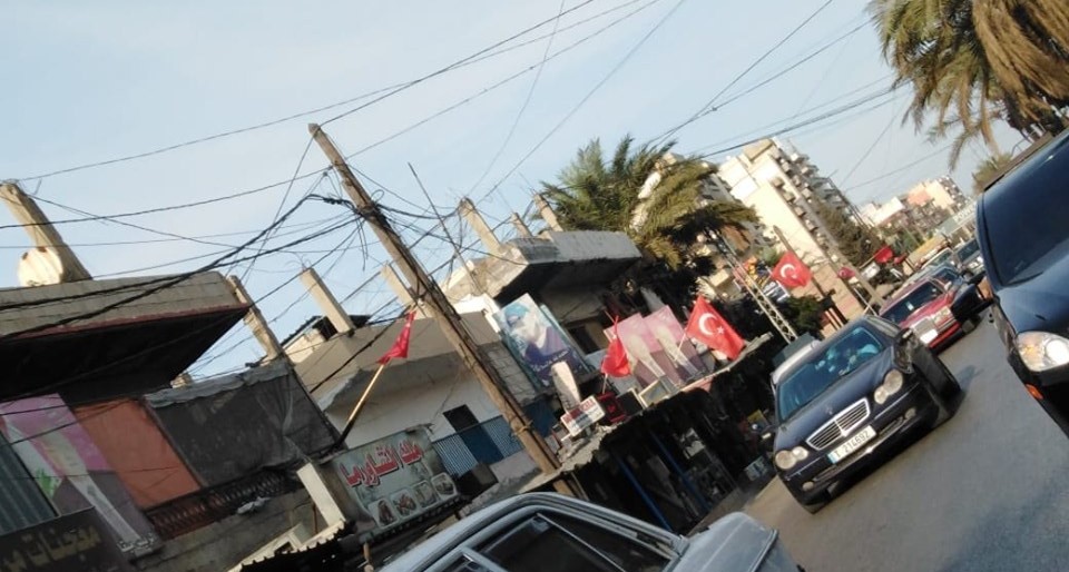 بالصور/ شبان علقوا الأعلام التركية في البداوي - طرابلس دعماً لأردوغان!