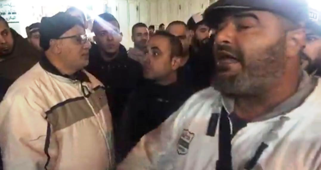 اعتصام في الميناء أمام منزل علم الدين لمطالبته بالاستقالة من رئاسة البلدية