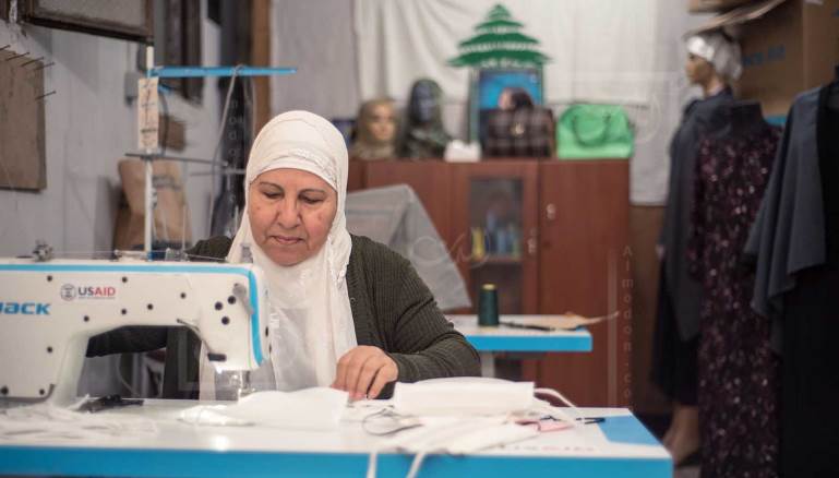 صنعت 300 كمامة ووزعتها على جيرانها في القبة...&quot;جميلة&quot; صاحبة الوجه السموح والأم لثمانية أولاد استغلت معملها الصغير لصناعة الكمامات بسعر زهيد ومجانا لمن لا يقدر!