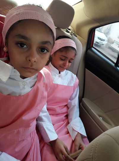 صورة لطفلتين يمنيتين أثارت جدلا على مواقع التواصل الاجتماعي..منعتا من دخول المدرسة في السعوية في أول يوم دراسي