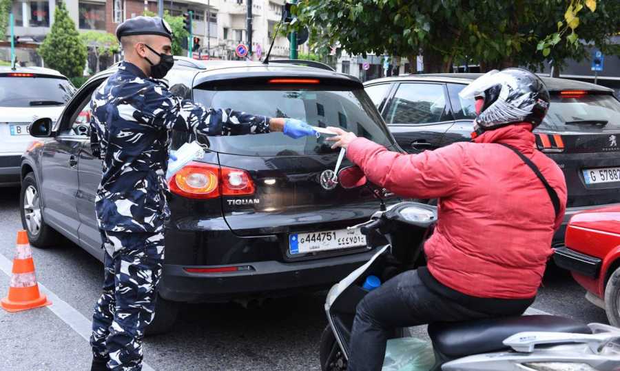 وزارة الداخلية تؤكد على الزامية وضع الكمامة علماً أن قوى الأمن الداخلي ستباشر بتوزيع الكمامات المتوافرة لديها مجانًا