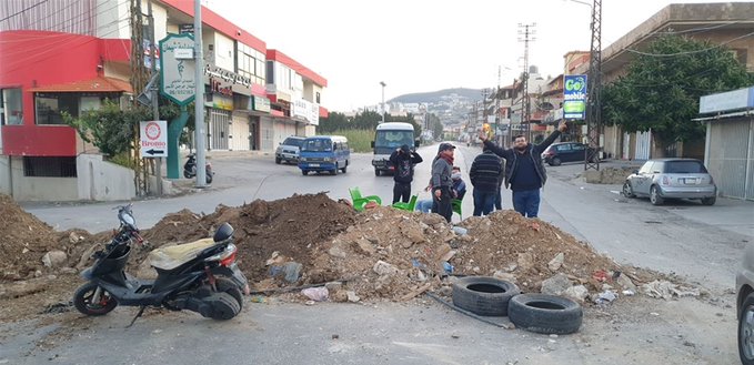 قطع طريق عام حلبا القبيات احتجاجا على الاوضاع