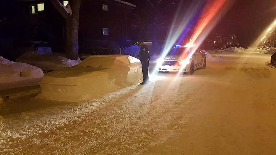 بالصور/ خدع الشرطة...صنع سيارة من الثلج ونال مخالفة مرورية!