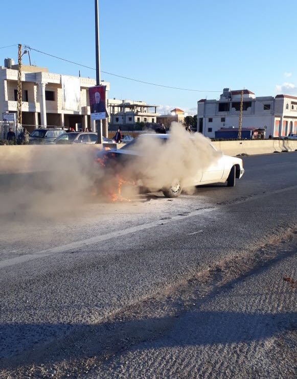 بالصورة- احرق سيارته في بلدة حوش سنيد إحتجاجاً على حجزها لانها من دون لوحات
