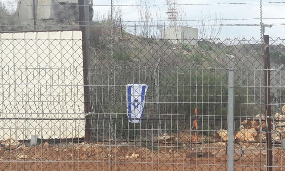 بالصورة/ دورية للإحتلال الإسرائيلي رفعت علماً معاديا قبالة بلدة كفركلا الحدودية - محلة بوابة فاطمة