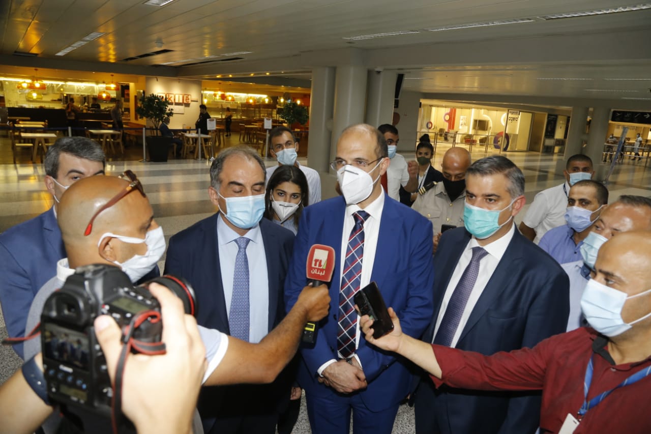 وزيرا الصحة الفرنسي واللبناني جالا في مطار بيروت للاطلاع على الاجراءات المتخذة لمكافحة فيروس كورونا