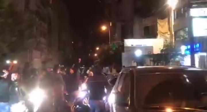 بالفيديو/ شبان غاضبون يتظاهرون امام مبنى الجديد - قبل قليل