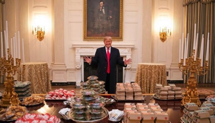 بالفيديو/ ترامب يطلب وجبات سريعة لضيوفه في البيت الابيض...&quot;إما أن تعد السيدة الاولى السلطة أو أن نطلب 1000 شطيرة ماكدونالدز !&quot;