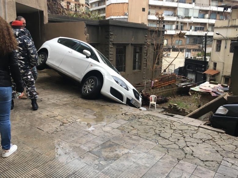 بالصور/ انهيار حائط مبنى في الاشرفية- الجعتاوي