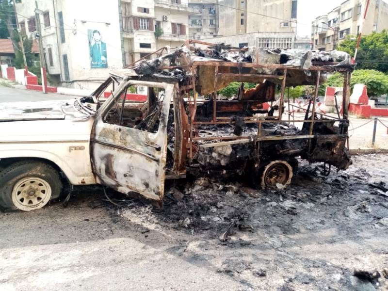 بالفيديو/ فتيان لا يتجاوزان الـ 12 عاما أحرقا سيارة إسعاف قديمة في طرابلس: فشلت محاولتهما الأولى فعاودا الكرة ونجحا في المرة الثانية ثم خرجا يتفرجان!