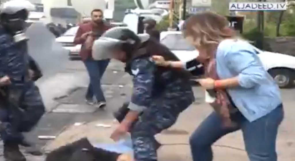 بالفيديو/ مراسلة &quot;الجديد&quot; راشيل كرم تدافع عن أحد المتظاهرين في عوكر وتمنع عناصر قوى الأمن من ضربه بعد إصابته برأسه 