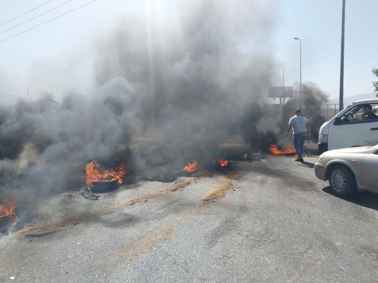 بالصور/ محتجون  على التردي الاقتصادي قطعوا طريق اللبوة النبي عثمان بالإطارات المشتعلة