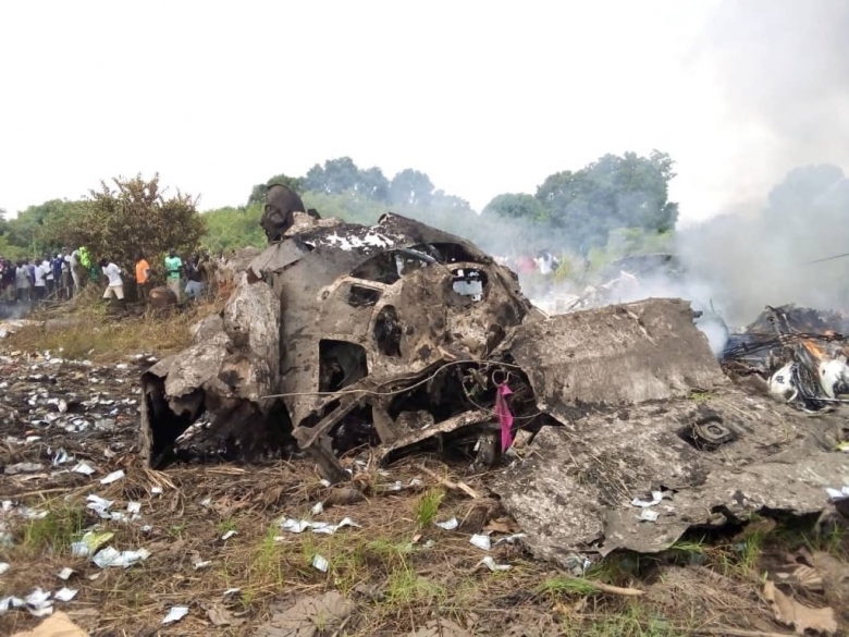 بالصور/ تحطم طائرة بعد إقلاعها بوقت قصير من مطار جوبا جنوب السودان ومقتل من كان على متنها!