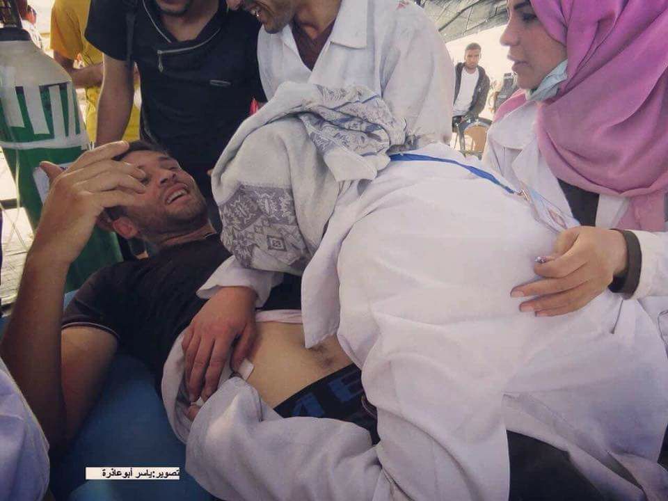 بالصورة - في غزة .... كانت تحاول إسعاف مصاب فإكتشفت أنّه  زوجها