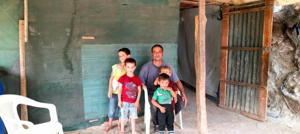 &quot;خالد&quot; الأب لعائلة مؤلّفة من 13 ولداً يعيش في كوخ في عكار: &quot;ما بعرف كيف بدّي عيّشن&quot;