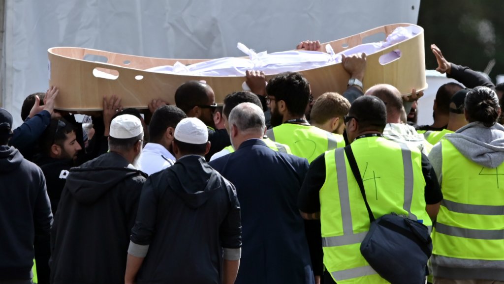 الإمارات ترحل مقيما أجنبيا أشاد بالاعتداء على ضحايا مسجدي نيوزلاندا عبر صفحته على فيسبوك