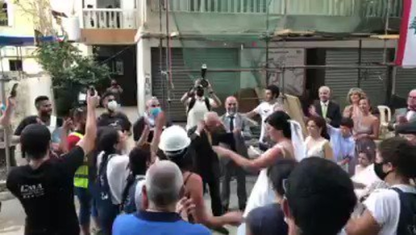 بالفيديو/ إحتفال بزفاف بين ركام إنفجار مرفأ بيروت