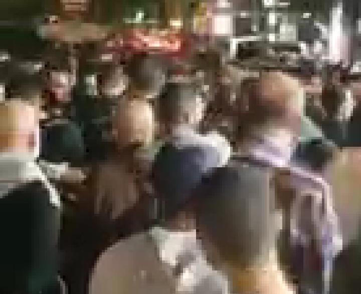 بالفيديو / مواطن حاول إحراق نفسه في ساحة إيليا في صيدا وتمكن المواطنين من منعه