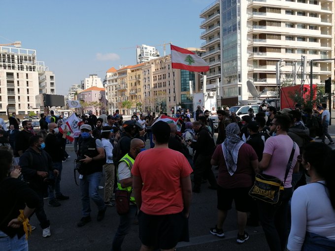 بدء تجمع المحتجين في ساحة الشهداء وقطع الطريق بالحجارة باتجاه مبنى النهار