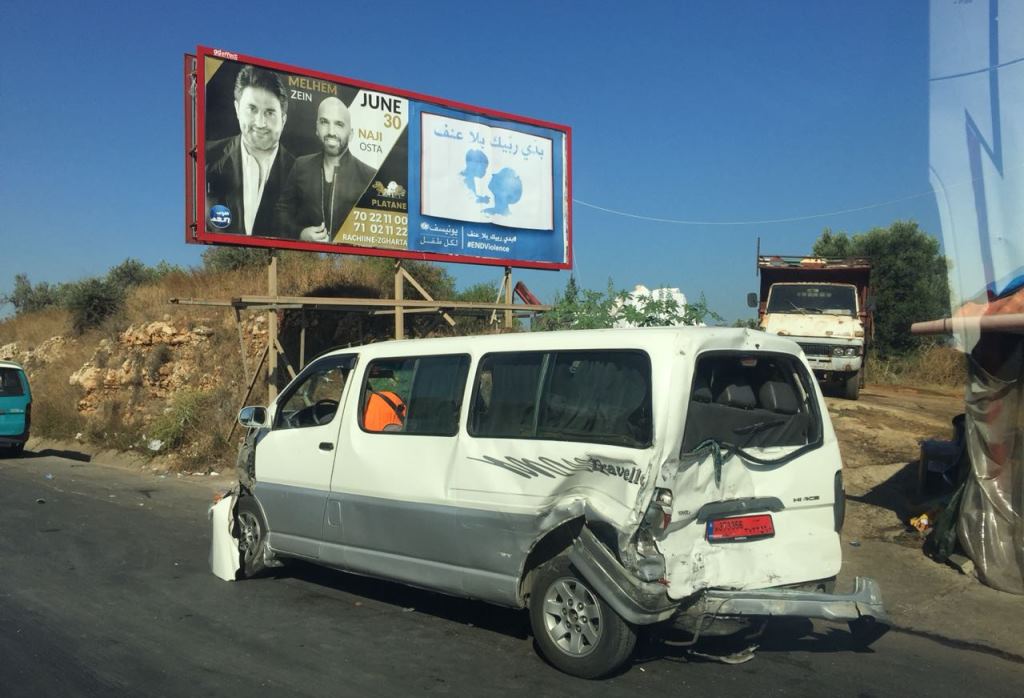 بالصور- على اوتوستراد طرابلس: حادث سير مروع بين شاحنة و3 باصات... الحصيلة 4 جرحى