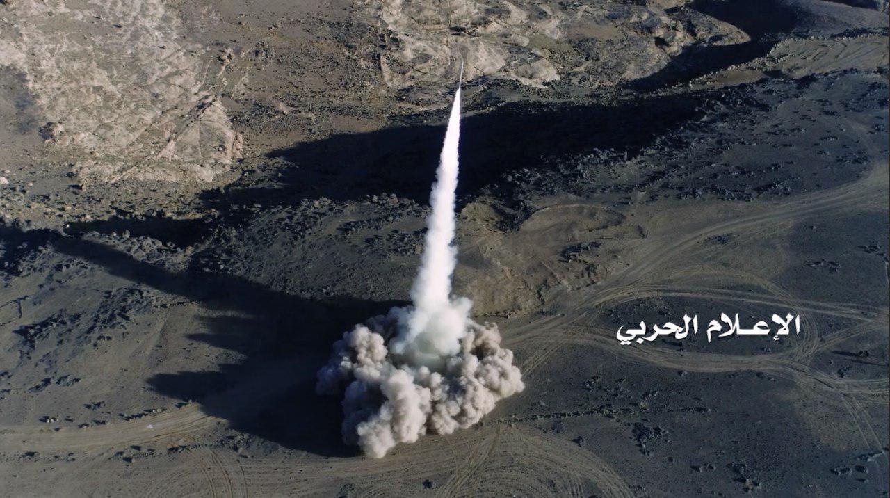 بالفيديو/ القوة الصاروخية اليمنية تزيح الستار عن صاروخ بدر 1 من منظومة بدر الباليستية وتطلقه على شركة &quot;أرامكو&quot; السعودية بنجران 