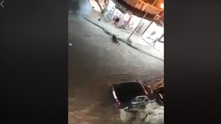 بالفيديو/ قوة السيول تجرف إمرأة في أحد شوارع دمشق !