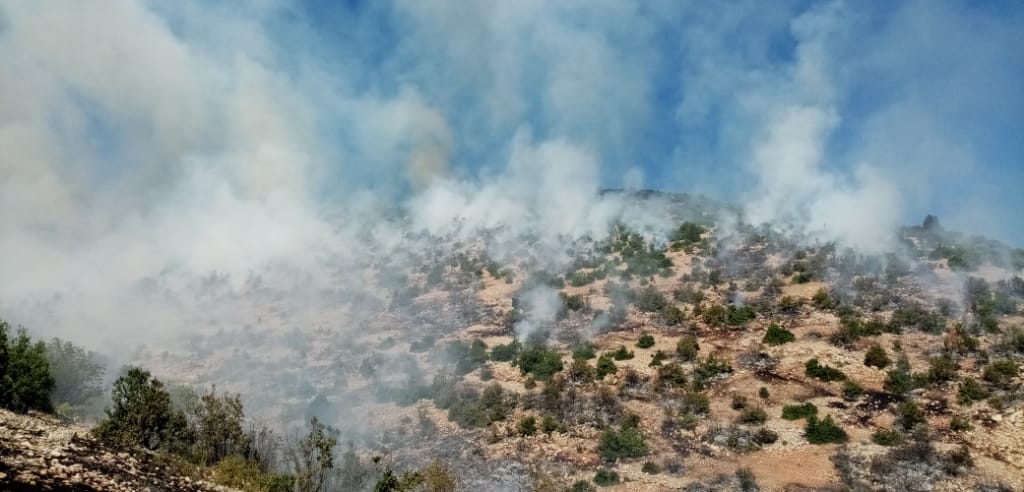  بعد مناشدة الاهالي والبلديات... طوافات الجيش اللبناني تعمل على اخماد الحريق الكبير  الذي إندلع في الهرمل