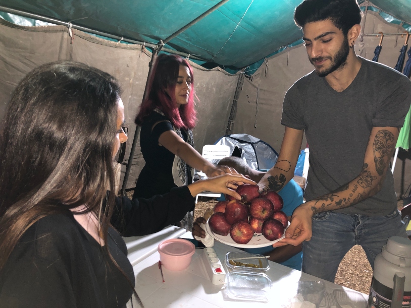 ناشطو الحراك وزعوا التفاح اللبناني على المارة والحضور في ساحة العلم في صور دعما لمزارعي التفاح