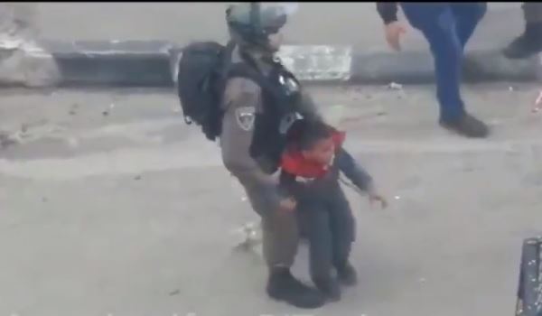 بالفيديو: إبن الـ5 سنوات في مواجهة جنود اسرائيليين.. هكذا انقضوا عليه
