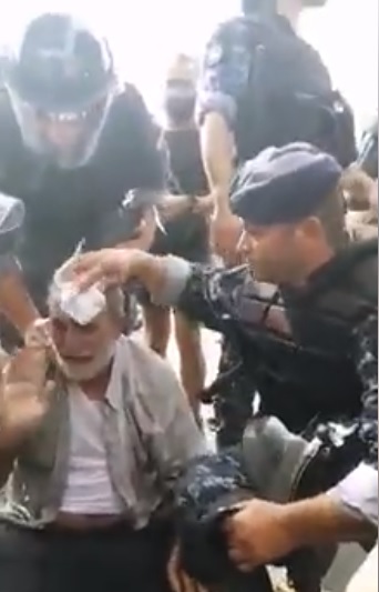 بالفيديو/ المسن الذي أغمي عليه خلال احتجاجه عند جسر الرينغ...هكذا بكى بحرقة!
