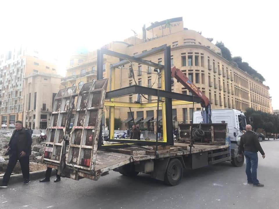 بالصورة/ انهاء عملية ازالة المجسم الذي اثار الجدل في وسط بيروت!